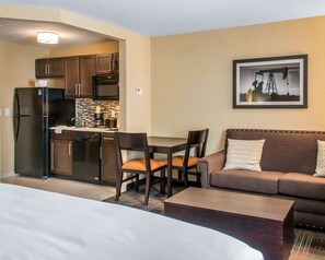 Colchones con pillow-top, escritorio y espacio para trabajar con laptop