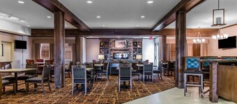 沃特福德市 - 活动中心主流套房酒店