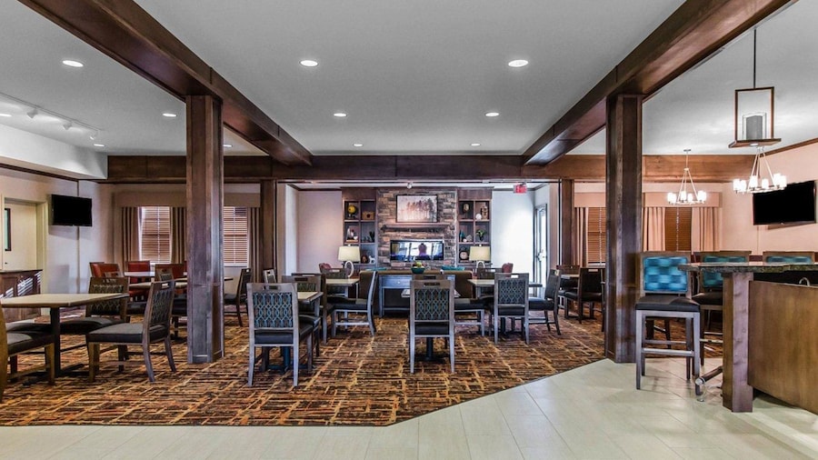 沃特福德市 - 活动中心主流套房酒店