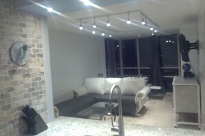 Flat-screen TV - Beautiful Luxury Condo Toronto area (Mississauga)