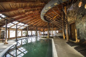 Una piscina cubierta, una piscina al aire libre