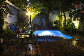 Outdoor pool, pool loungers - Hotel Careyes Puerto Escondido (Puerto Escondido)