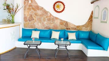 Piscina externa, espreguiçadeiras