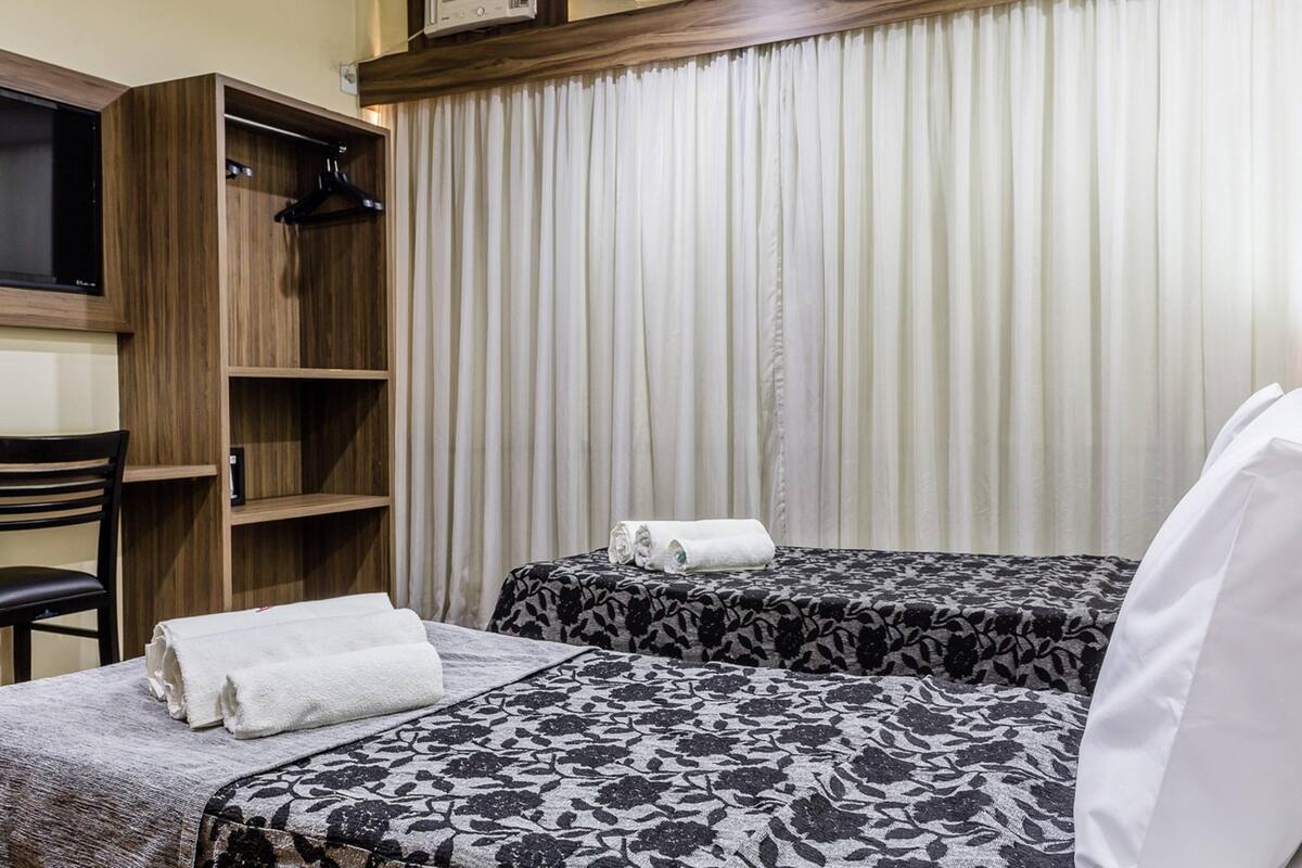 Minibar, caja fuerte, escritorio y cortinas opacas