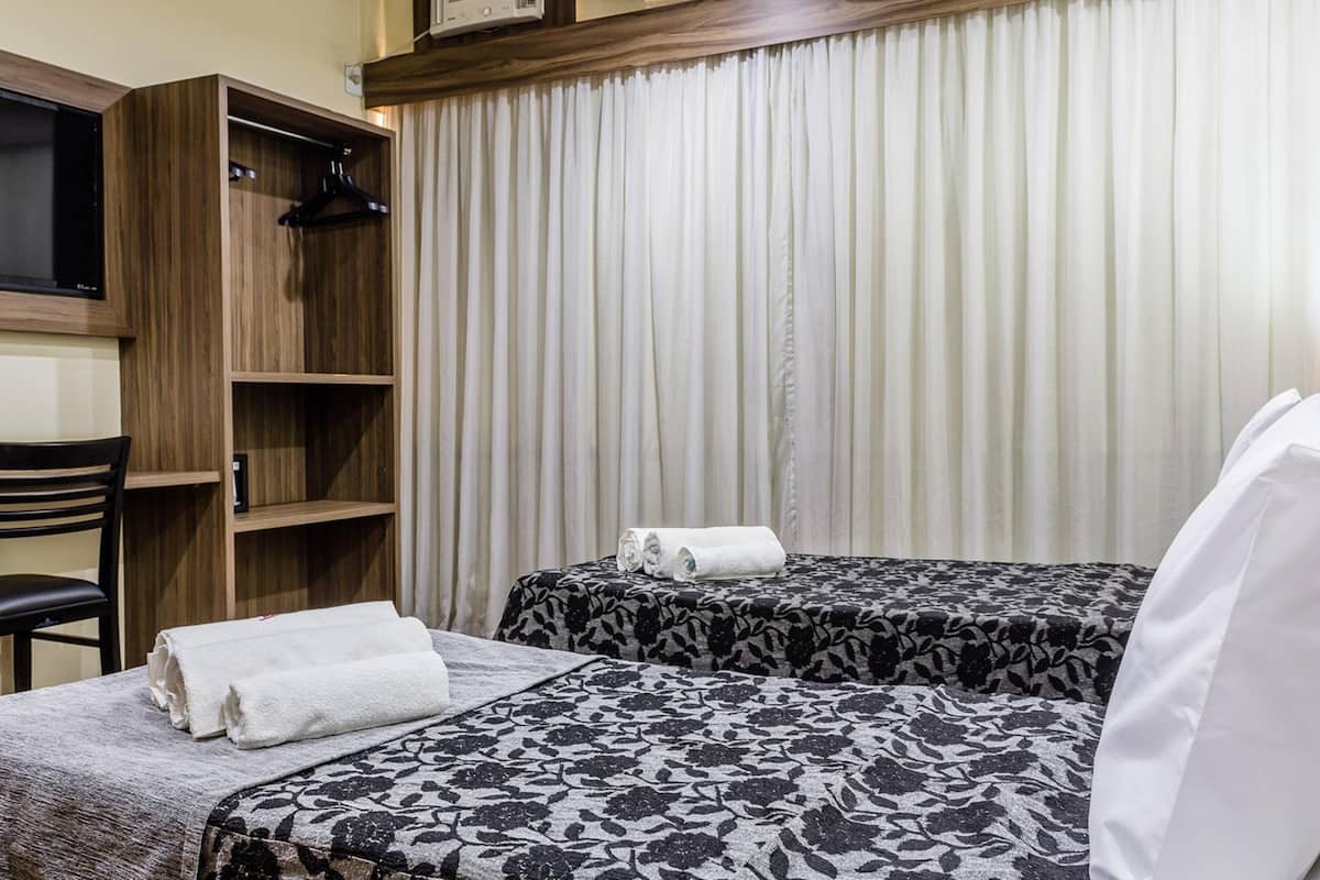 Minibar, coffres-forts dans les chambres, bureau, rideaux occultants