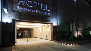 A hotel entrance with a sign reading "HOTEL Empresas & Turismo."