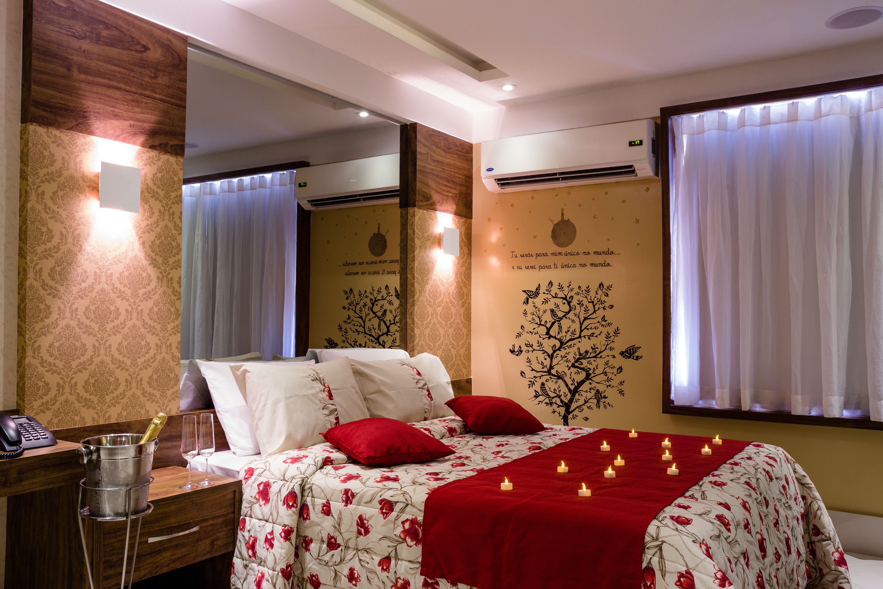 honeymoon suite, jetted tub | minibar, in-room safe, desk, blackout curtains