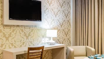 Quarto casal superior | Frigobar, cofres nos quartos, escrivaninha, cortinas blackout