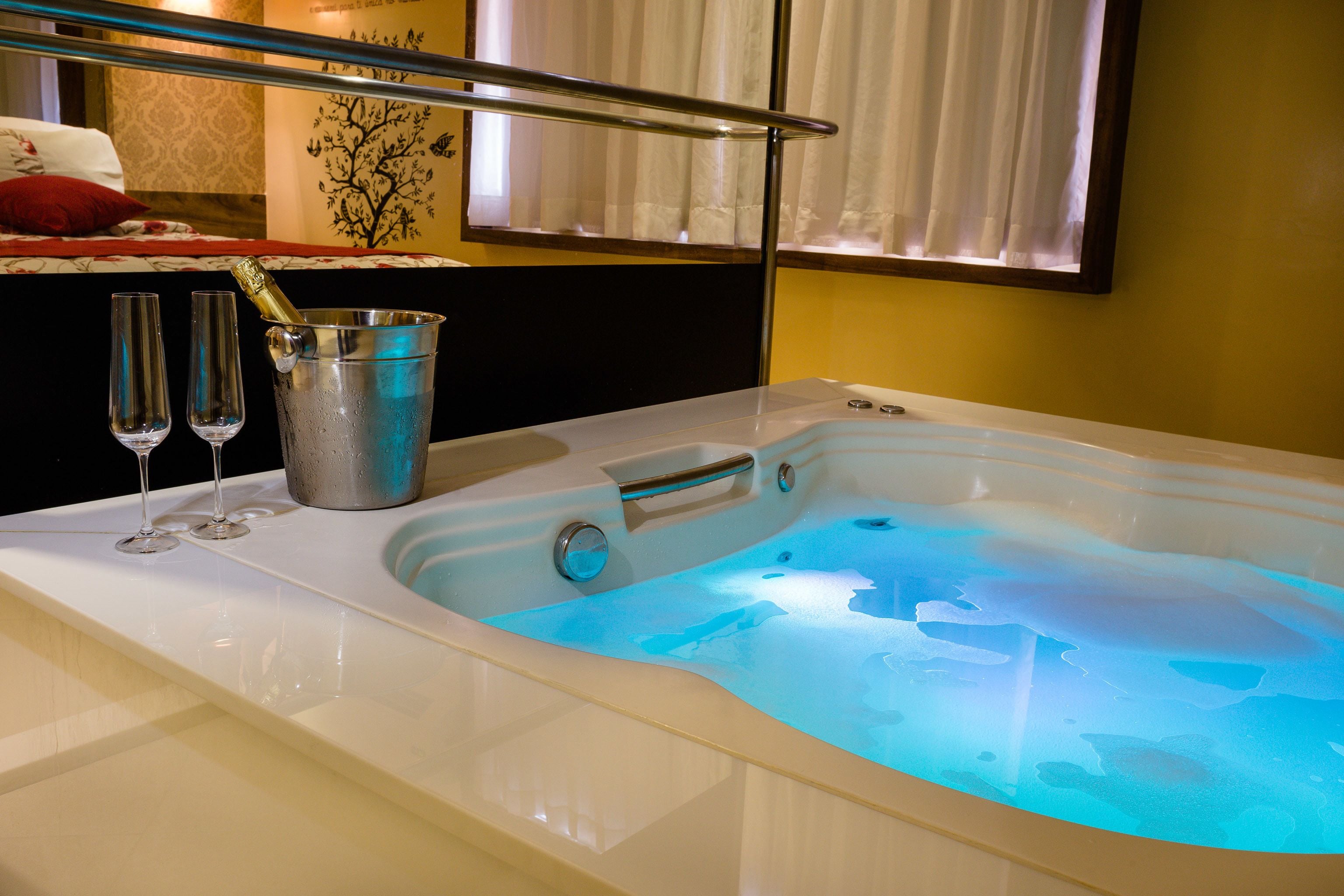honeymoon suite, jetted tub | jetted bathtub