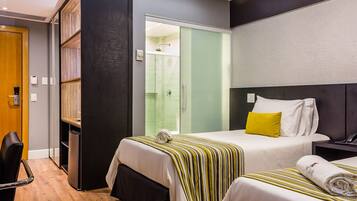 Een minibar, een kluis op de kamer, een bureau, verduisterende gordijnen