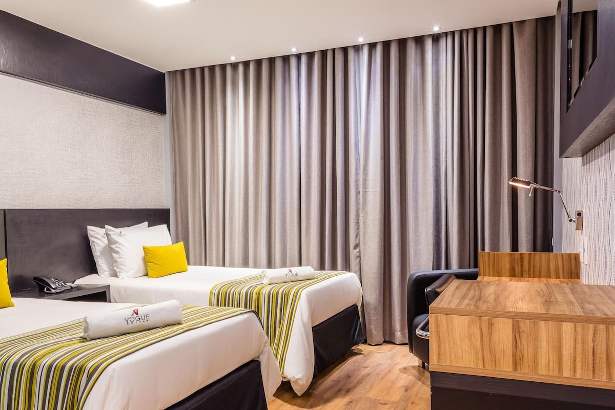 Minibar, coffres-forts dans les chambres, bureau, rideaux occultants