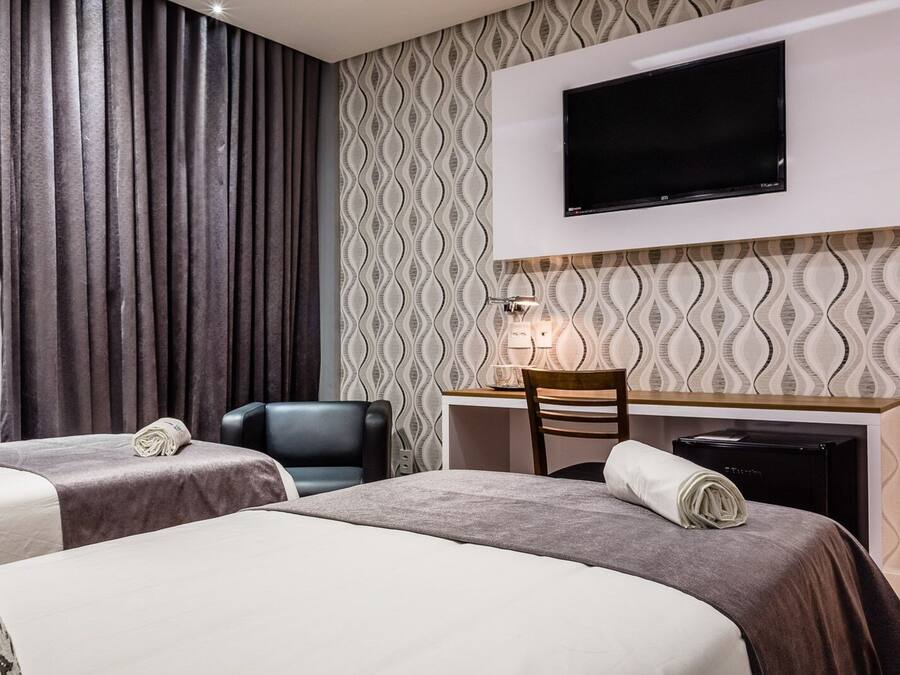 Frigobar, cofres nos quartos, escrivaninha, cortinas blackout