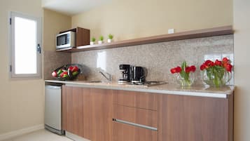 Kühlschrank, Mikrowelle, Wasserkocher mit Kaffee-/Teezubehör