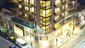 Un hotel de varios pisos con balcones, ventanas amplias y un diseño arquitectónico moderno.