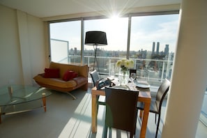 Premium-Apartment | Essbereich im Zimmer
