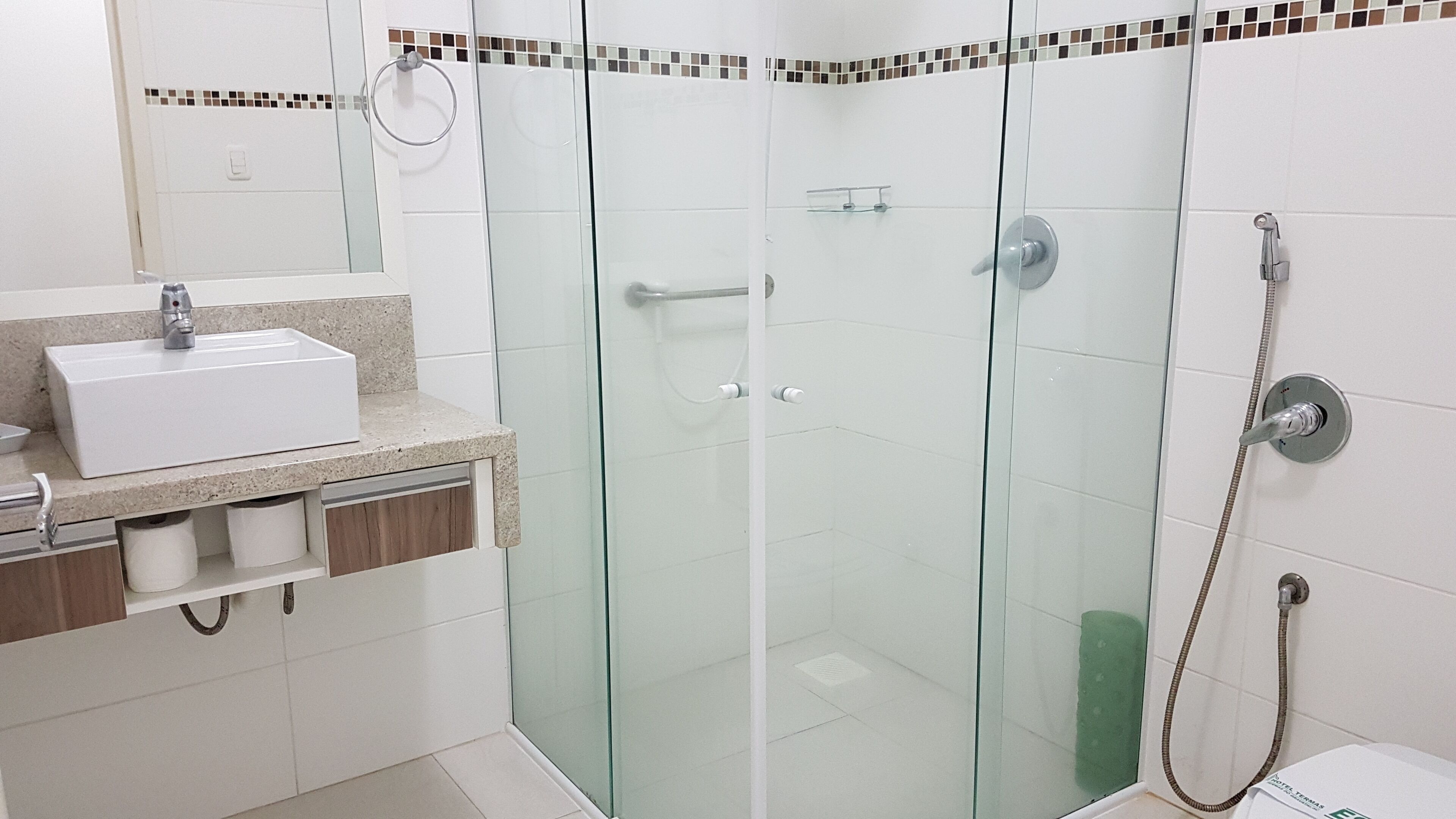 standard room | bathroom | free toiletries, towels