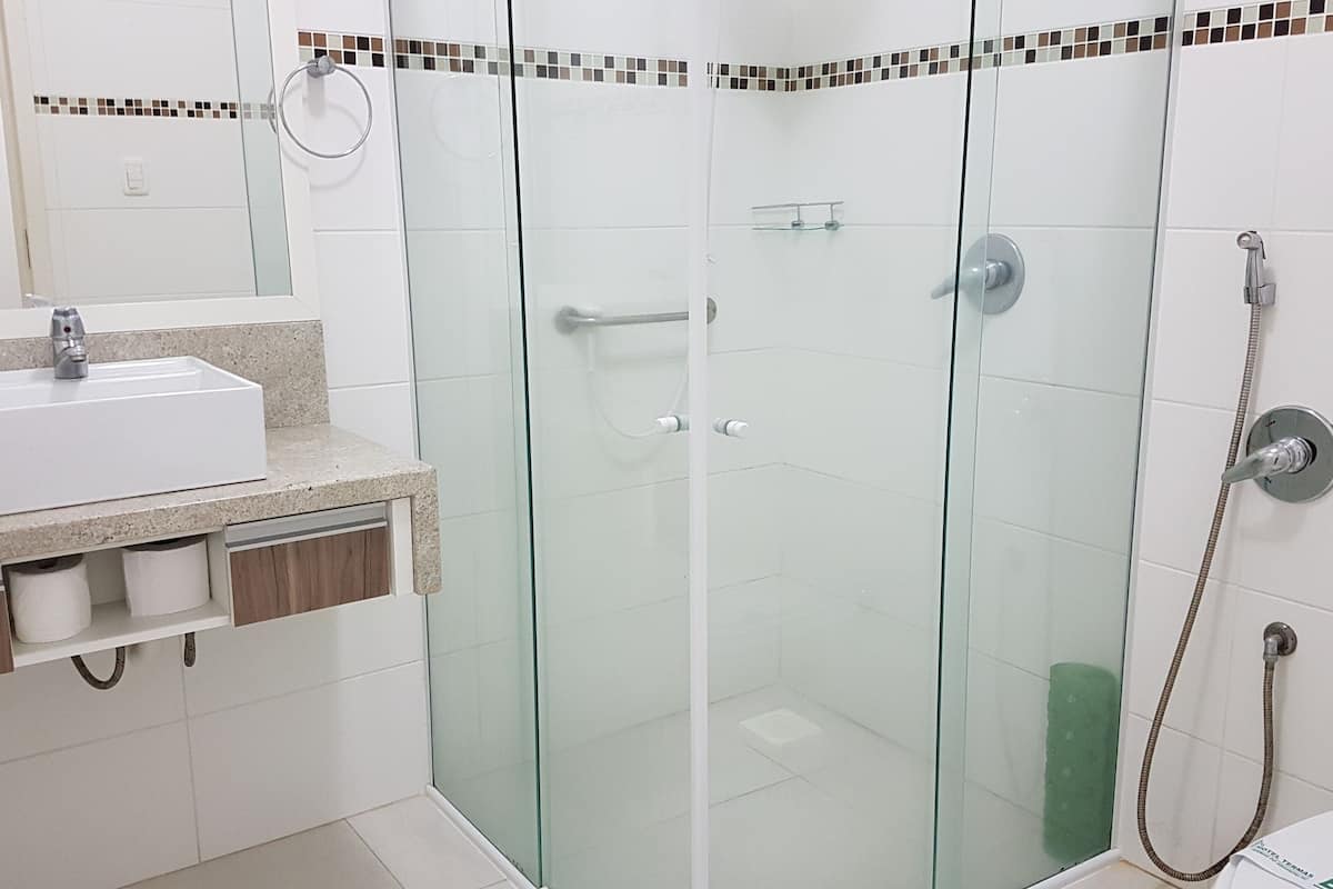 standard room | bathroom | free toiletries, towels