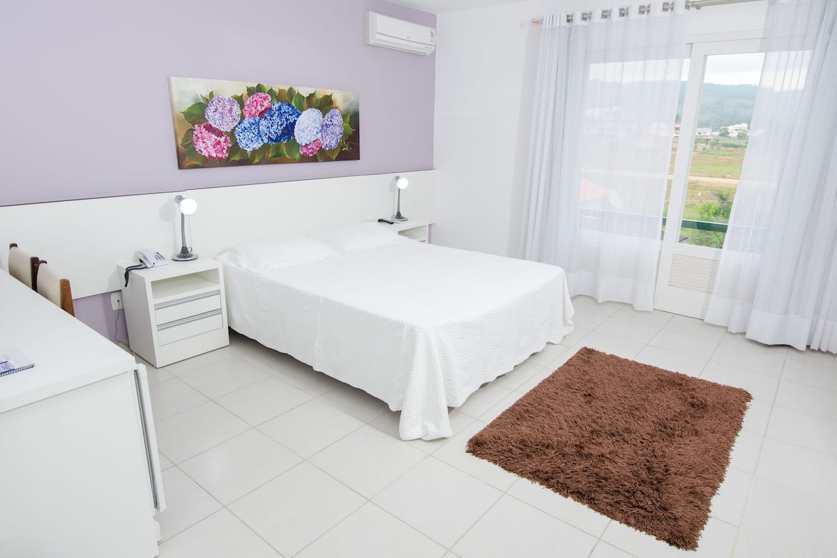 Superior kamer, hot tub | Een minibar, verduisterende gordijnen, gratis babybedden, extra bedden