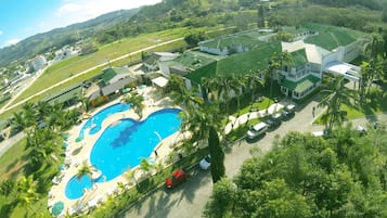 Piscina interna, 2 piscinas externas, guarda-sóis, espreguiçadeiras
