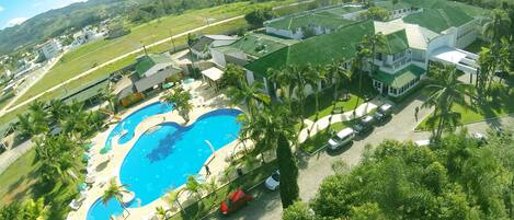 Indendørs pool, 2 udendørs pools, parasoller, liggestole