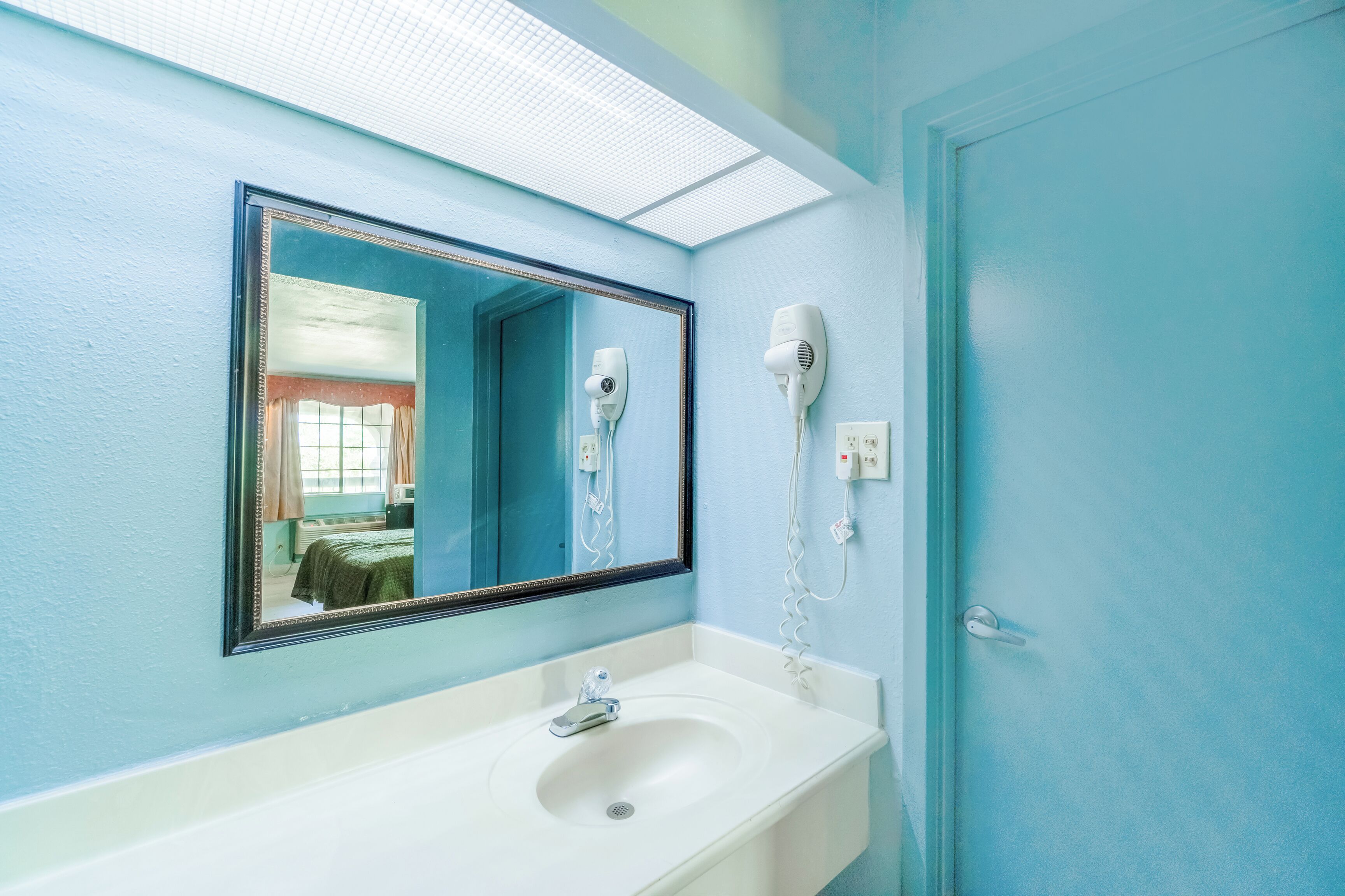 room, 1 king bed, non smoking | bathroom | free toiletries, hair dryer, towels