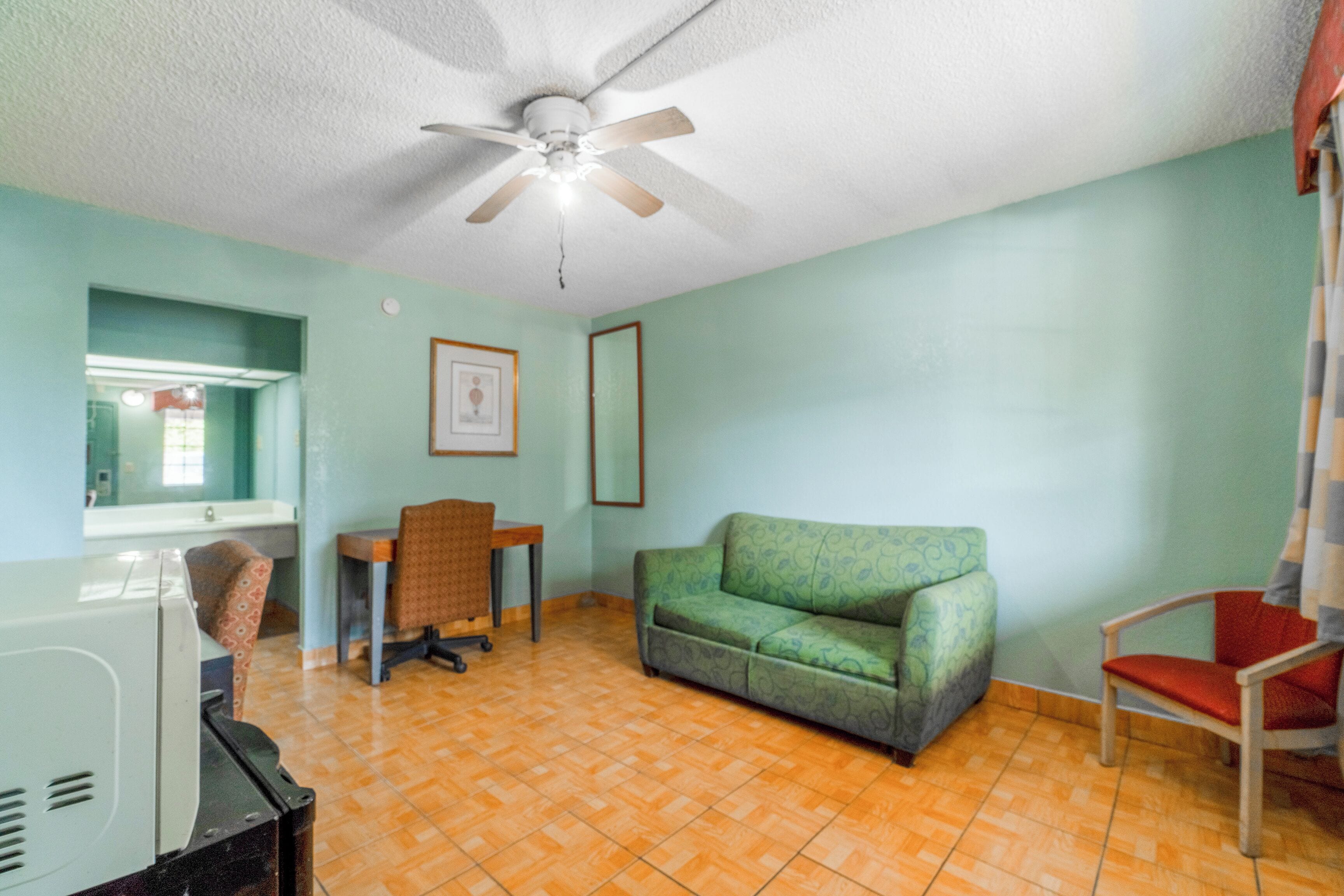 1 bedroom, desk, free wifi, bed sheets