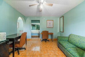 Escritorio, wifi gratis y ropa de cama 