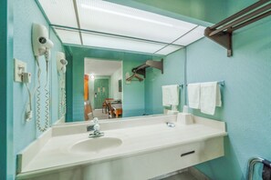 룸, 더블침대 2개, 금연 | 욕실 | 무료 세면용품, 헤어드라이어, 타월