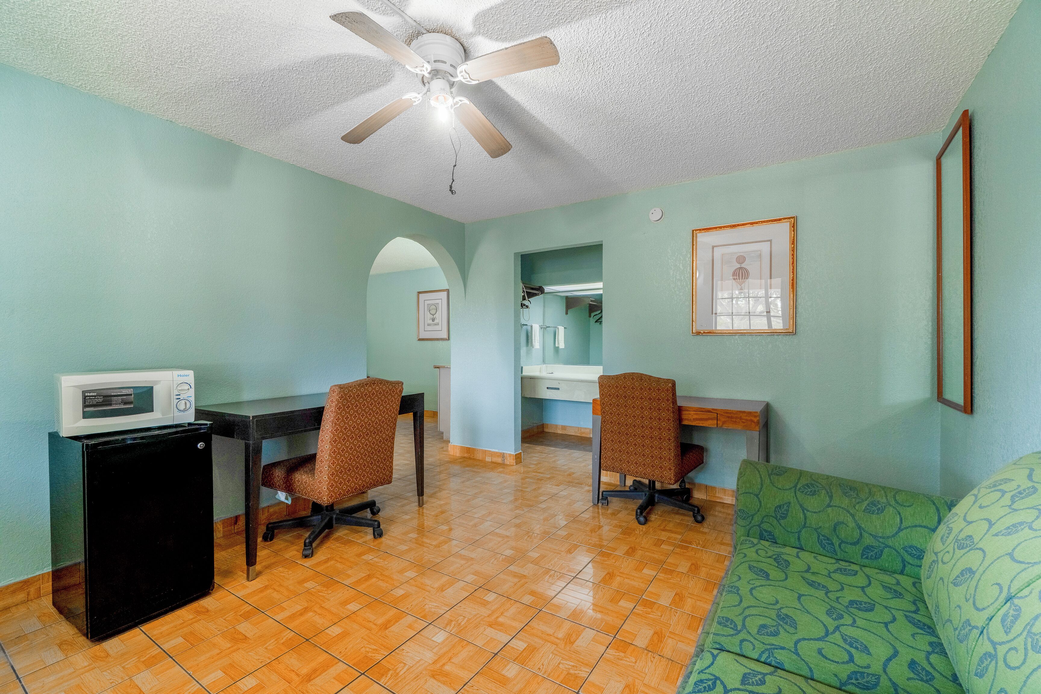 1 bedroom, desk, free wifi, bed sheets