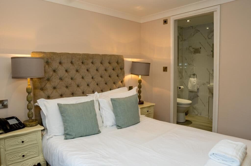 1 bedroom, iron/ironing board, cots/infant beds, bed sheets