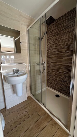 Standaard tweepersoonskamer | 1 slaapkamer, een strijkplank/strijkijzer, babybedden, beddengoed