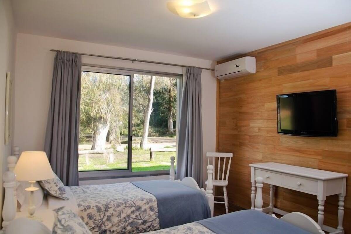 Standard Twin Room | Minibar, free cots/infant beds, rollaway beds, free WiFi