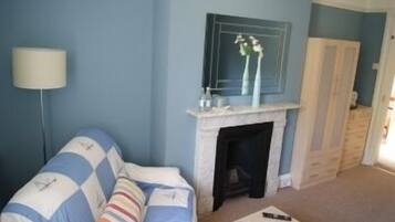 Dobbeltrom – standard | Oppholdsområde | En 19-tommers TV med digitale kanaler