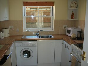 Standard Cottage, 2 Bedrooms | Private kitchen