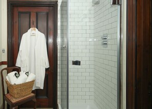 Quarto standard, 1 cama King, suíte | Banheiro | Produtos de toalete grátis, secador de cabelo, toalhas de banho 