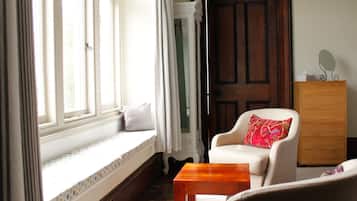 Classic Room, 1 King Bed, Ensuite, Garden View | Individually decorated, individually furnished, blackout drapes