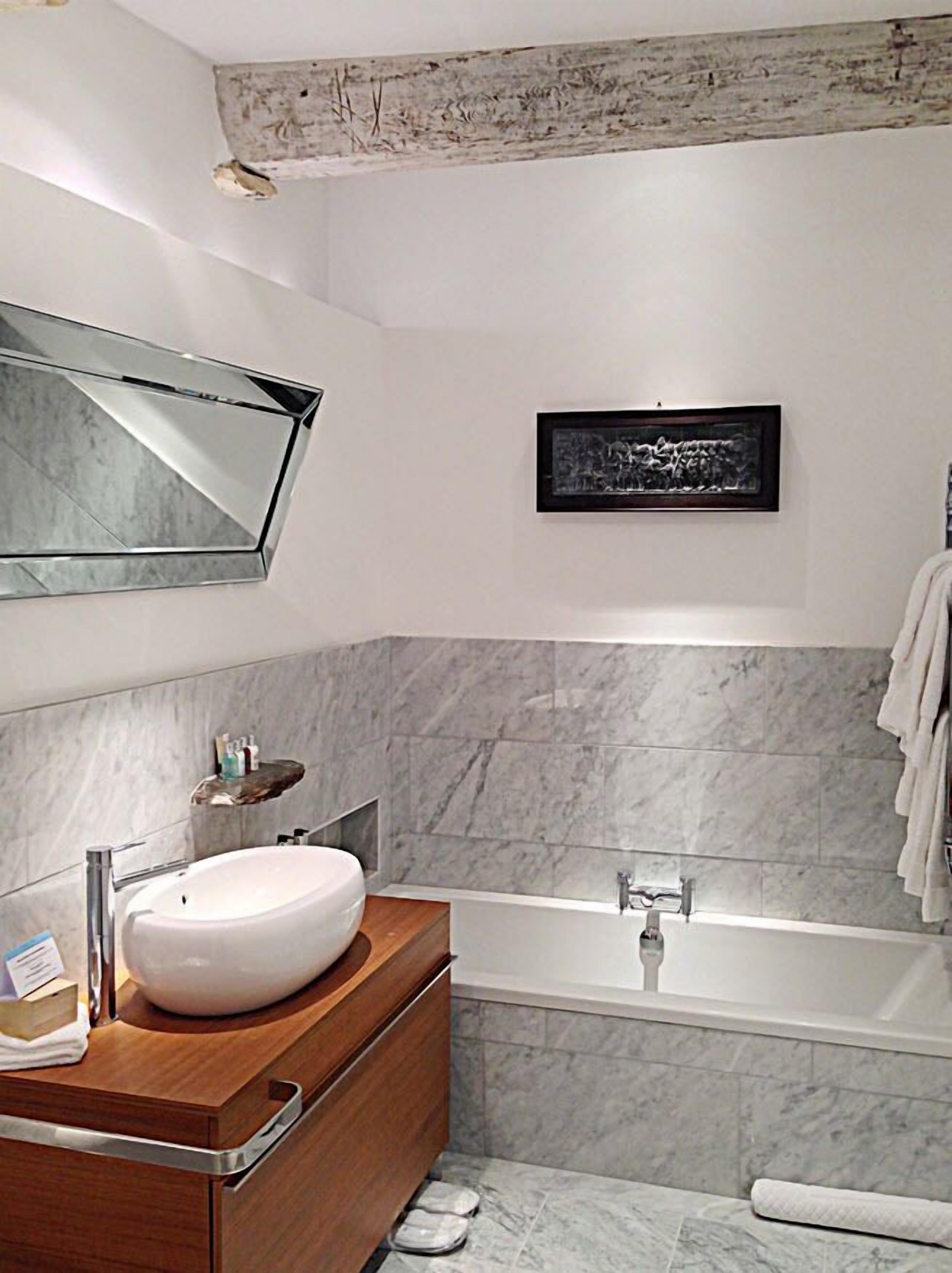 Bañera profunda, secador de pelo, toallas