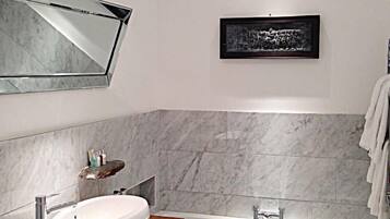 Djupt badkar, hårtork och handdukar