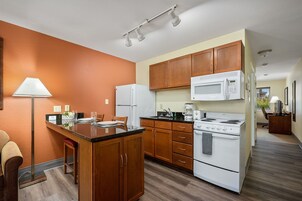 Full-size fridge, microwave, oven, stovetop