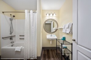 Deluxe Room, 1 King Bed | Bathroom - Affordable Suites of America Quantico (Stafford)