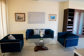 32-inch flat-screen TV with satellite channels, TV - Playa Paraíso (Playas)