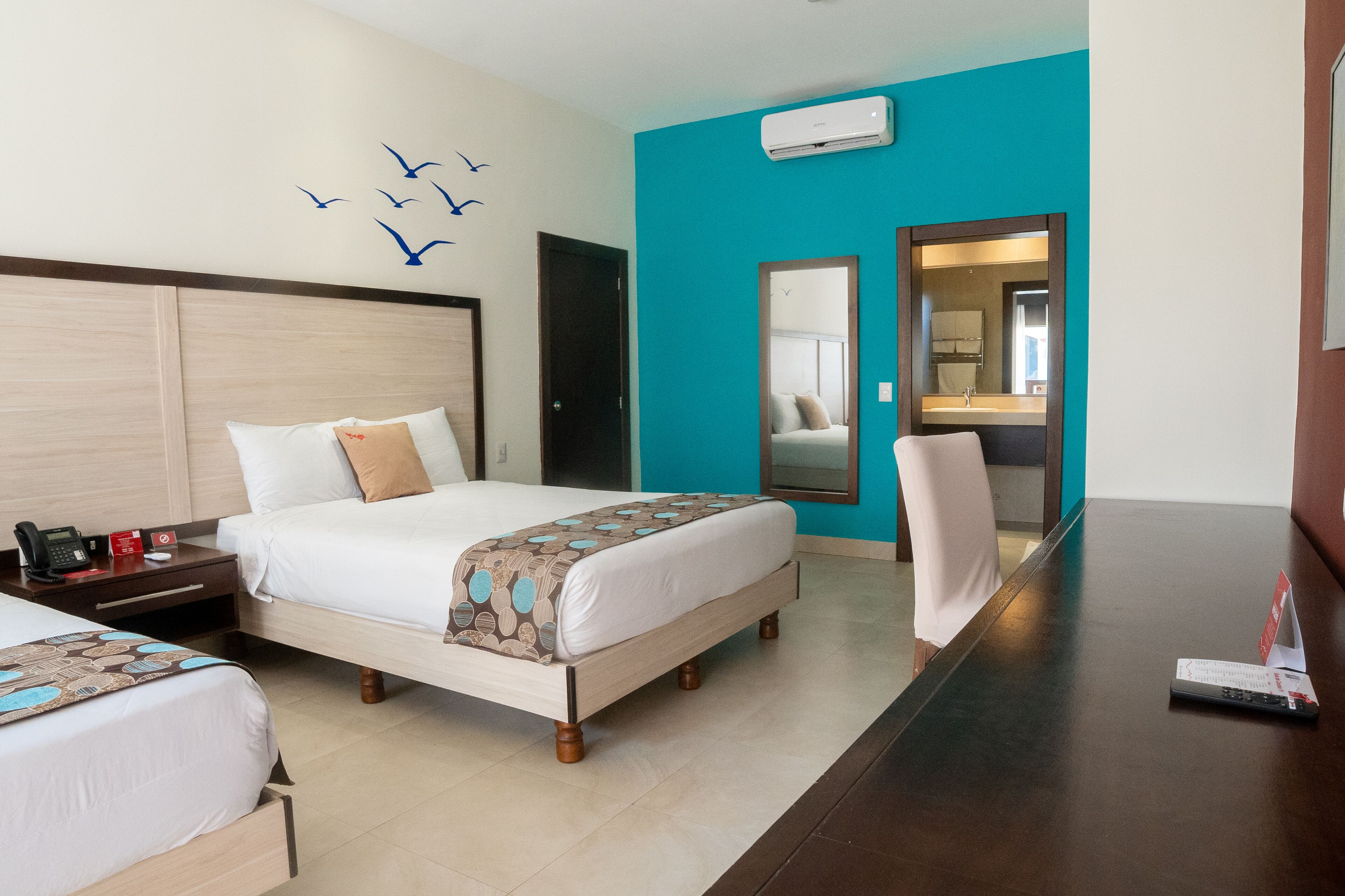 Habitación Deluxe con 2 camas individuales, 2 camas de matrimonio | Ropa de cama de alta calidad, caja fuerte, escritorio y cunas (de pago)