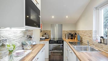 Apartamento superior, baño privado (One Bedroom 170) | Cocina privada