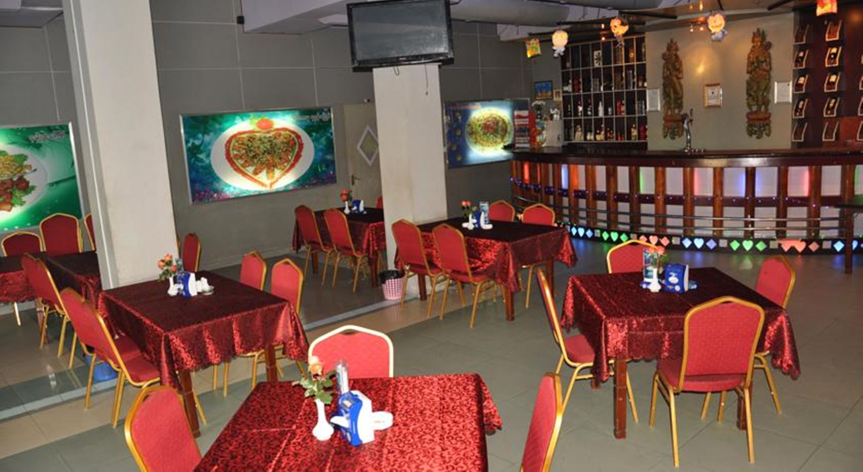 Serves breakfast, lunch and dinner