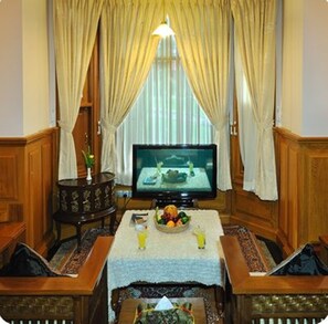Suite Royal | Zona de estar | Televisión LCD de 32 pulgadas con canales por cable, una televisión