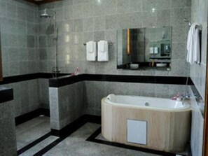 Junior Suite | Bathroom | Free toiletries, hair dryer, slippers, towels - Royal Reward Resort (Pyin Oo Lwin)