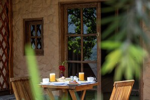 Free daily English breakfast  - La Confianza Hotel (Lunahuana)