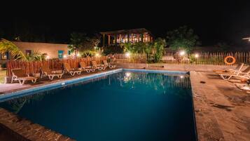 Piscine extérieure, chaises longues