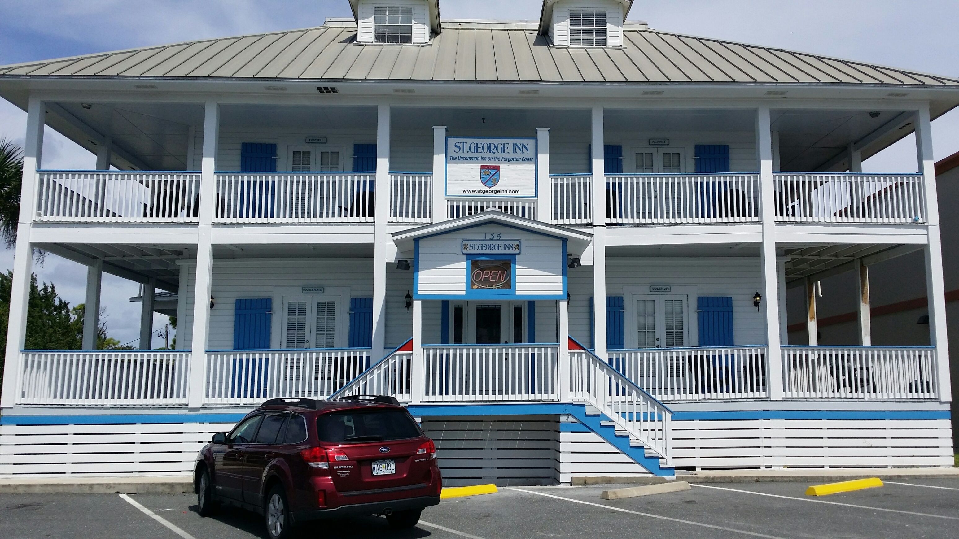 Un bâtiment à deux étages sur lequel on peut lire l’inscription « St. George Inn ».