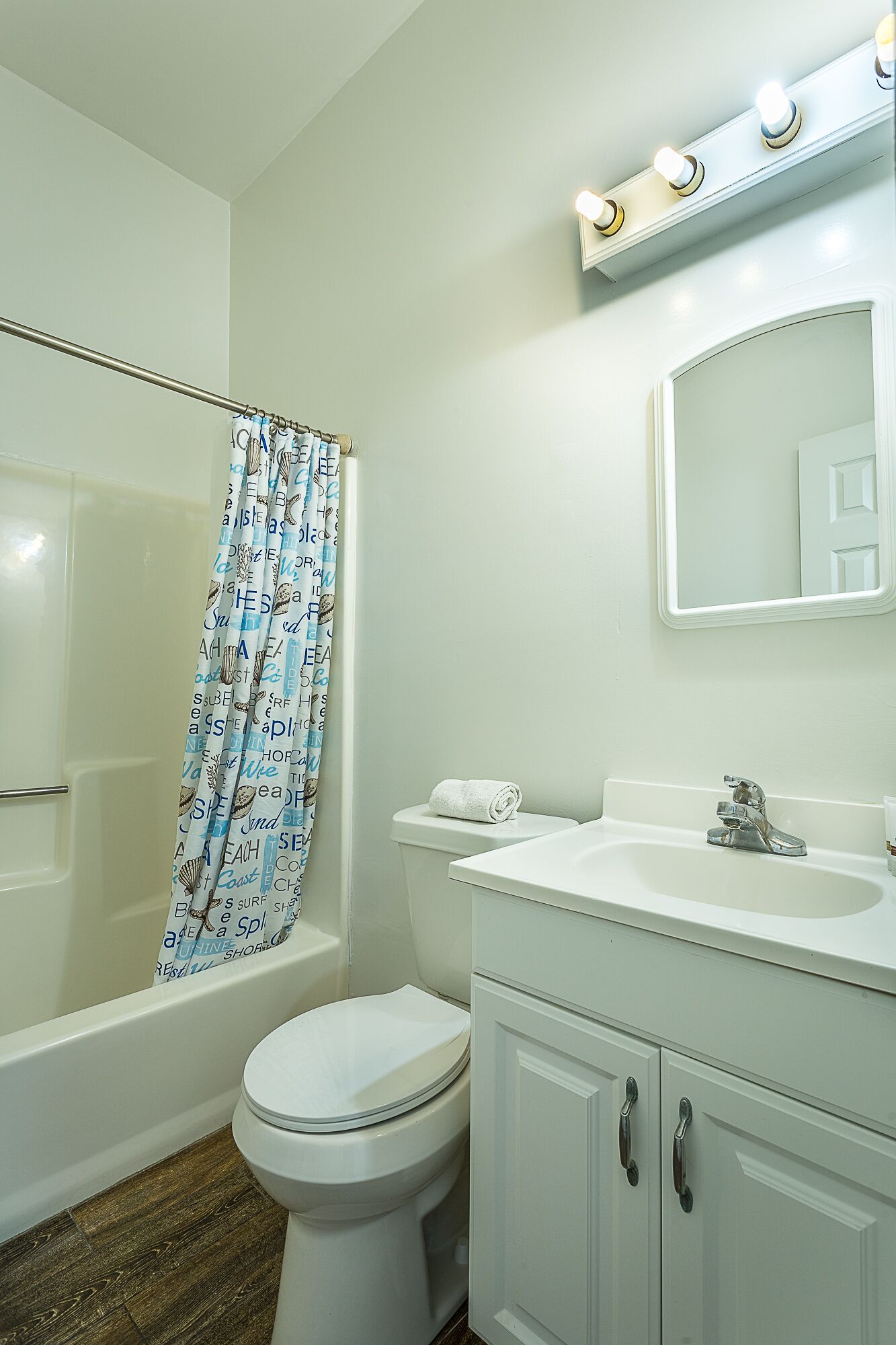 Un baño con ducha, inodoro, lavabo y tocador.